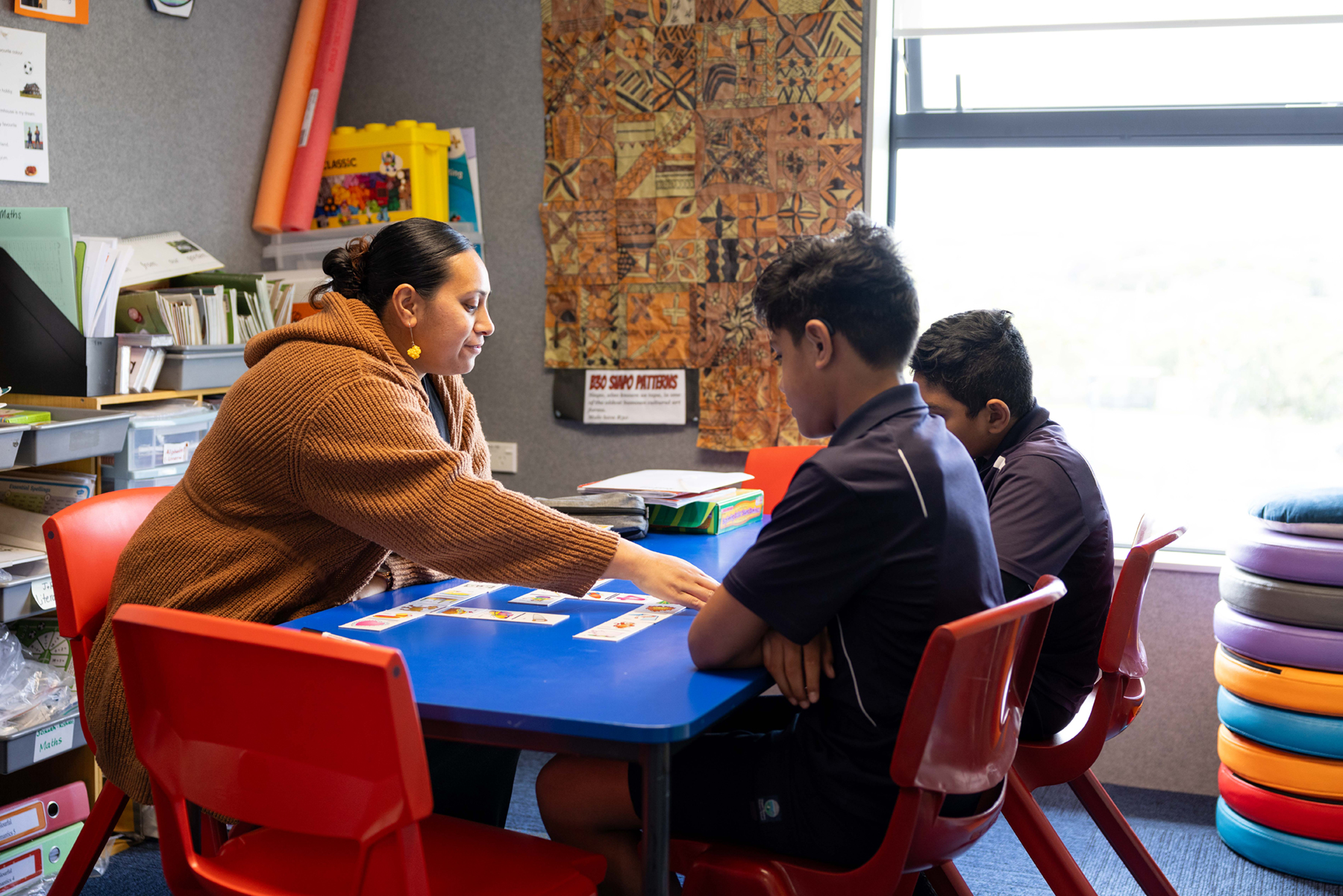 Teacher working with students Weaving Te Ao Māori into Learning